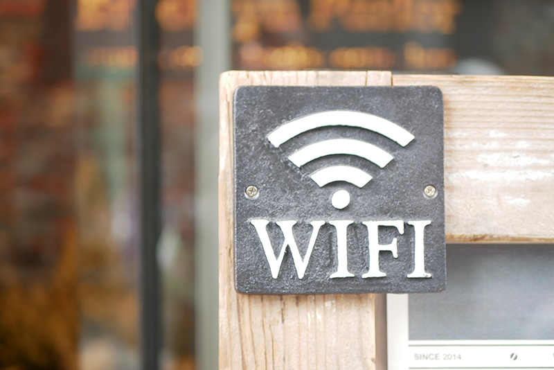 Wi-Fi（無線LAN）の基礎知識とおすすめスポット～無料から有料まで～のアイキャッチ画像